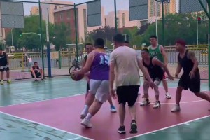 当三百斤的控球厚卫持球突破，就问你要怎么防？🙊