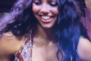 和女友佩奇同队了！WNBA选秀：达拉斯飞翼用状元签选中阿齐·福德