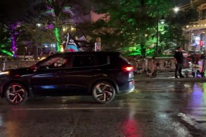 时隔七年重返季后赛并取胜，大批马刺球迷开车上街鸣笛庆祝！